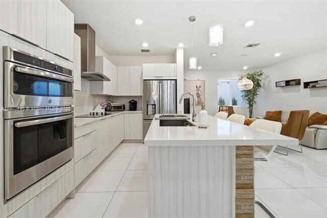 Building Photo - 6611 NW 102nd Path