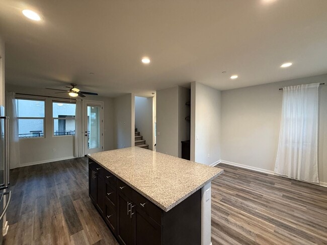 Building Photo - Great 2B/2.5BA Townhome in Oceanside!