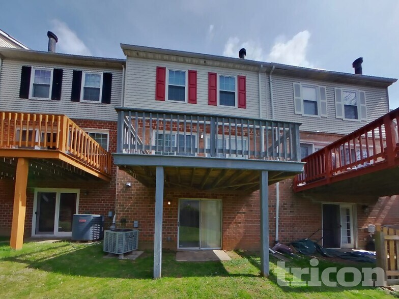 Building Photo - 50 Hamlet Dr