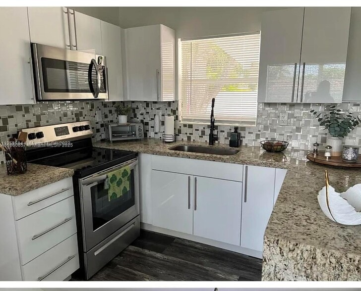 Building Photo - 6411 SW 20th St