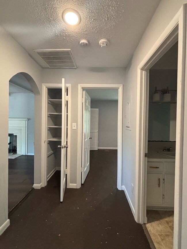 Building Photo - 381 Summerhill Rd