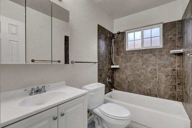 Building Photo - 3140 Van Teylingen Dr