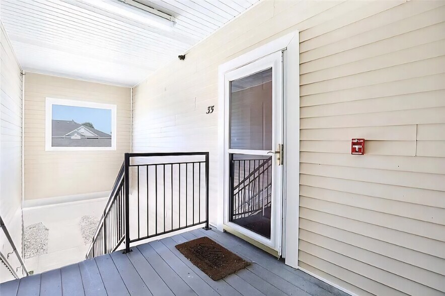 Building Photo - 1760 SE LA Grant Pkwy