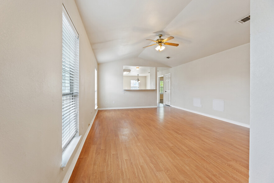Building Photo - 102 Sendero Dr