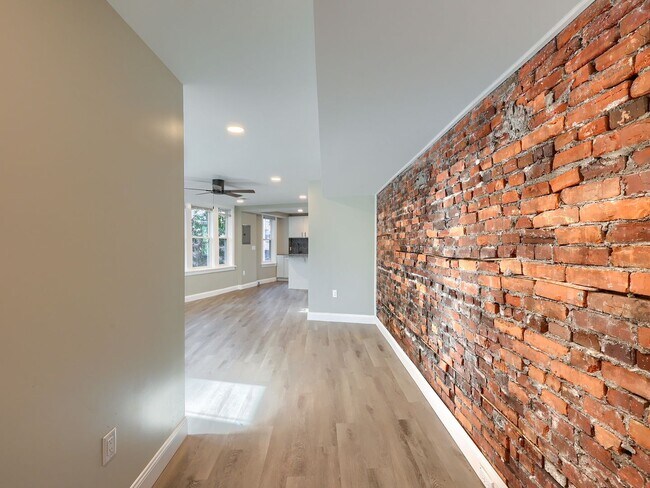 Building Photo - 612 N 2nd St