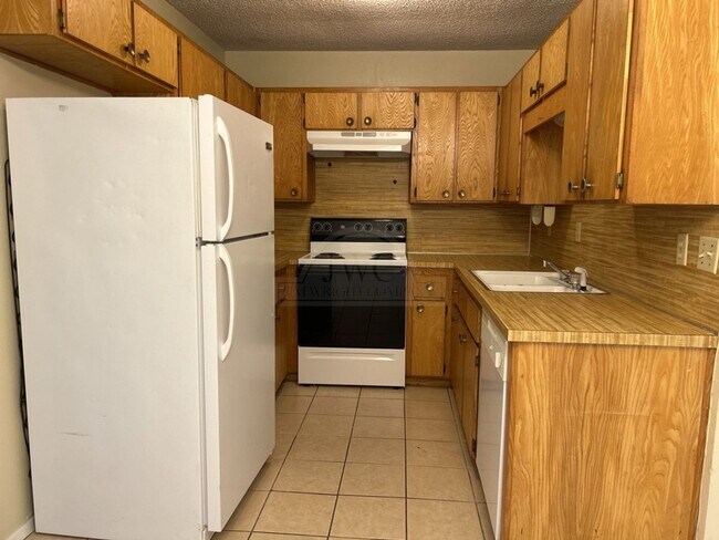 Building Photo - 2207 Cascade Dr