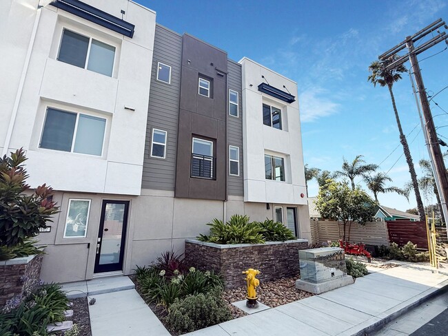 Primary Photo - Stunning 3B/2.5BA Townhome in Oceanside fo...