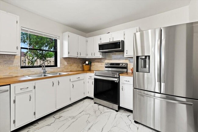 Building Photo - 901 NW 26th Ave