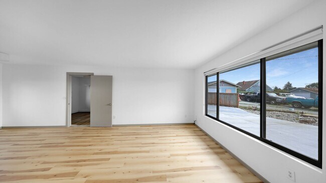 Building Photo - 3 Bed 1 Bath - Remodeled - Pet per Approva...