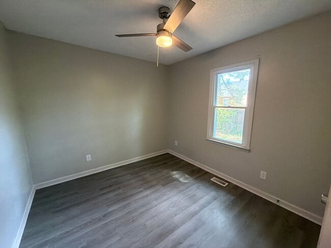 Building Photo - NEW LISTING!!