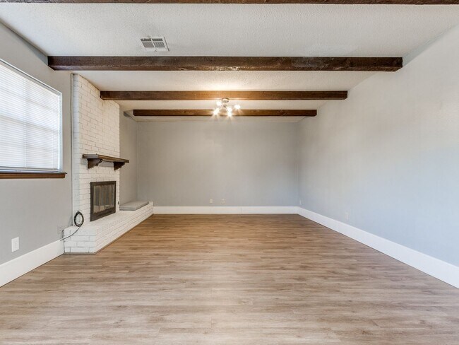 Building Photo - 3 Bed 2 Bath 2 Car Garage in Shawnee!