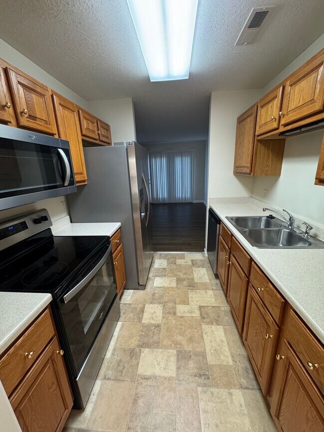 Building Photo - Spacious Townhouse in Bridgewater