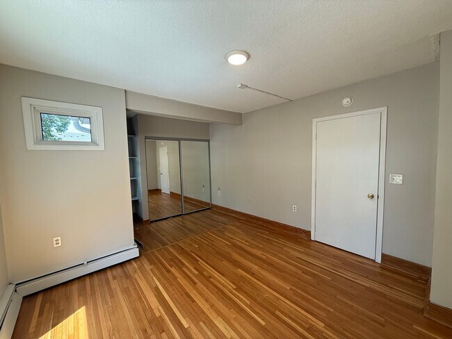 Building Photo - Beautiful 5 Bed 3 Bath Single Family Home ...