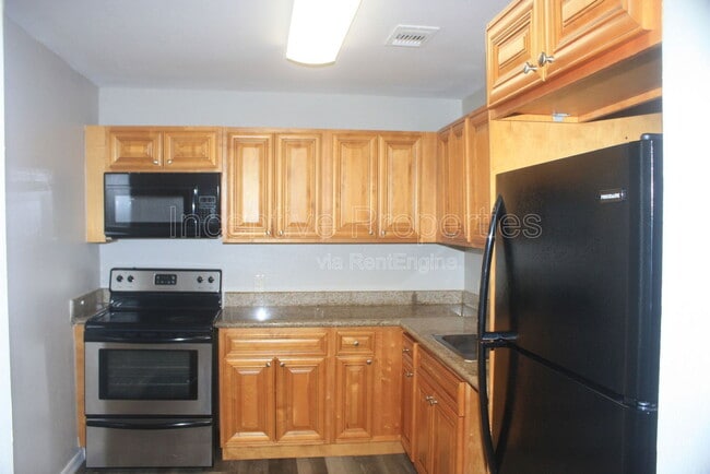 Building Photo - 4176 Versailles Dr