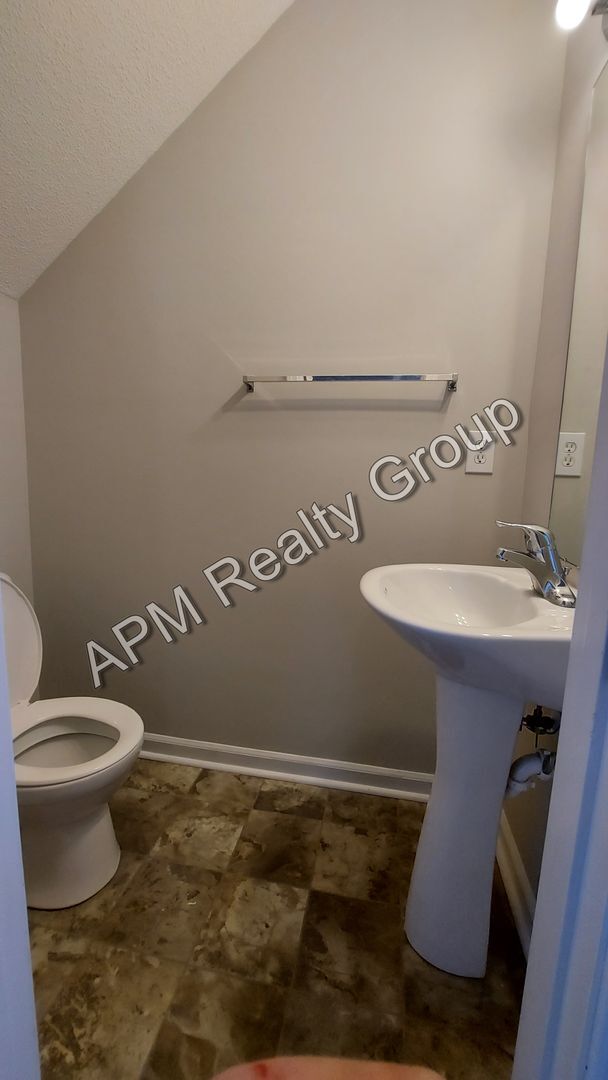 Building Photo - Great Summit Home, Convenient to Sandhills...