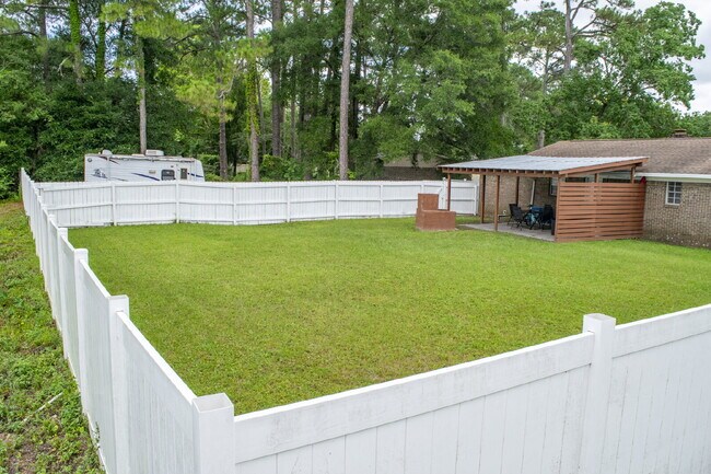 Building Photo - 738 Carondelay Dr