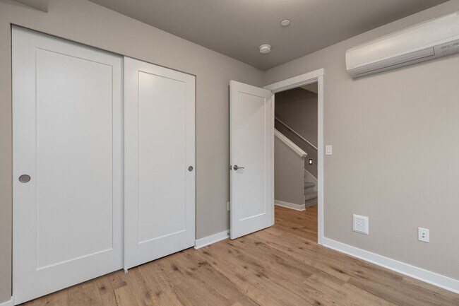 Building Photo - Modern 3 Bedroom Townhome with Designer Finishes in Lynnwood