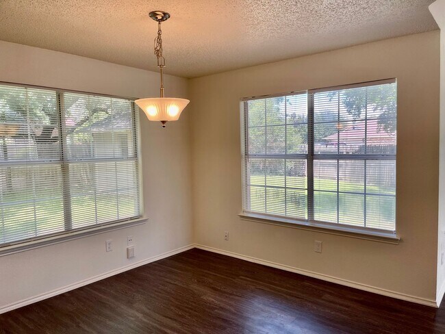 Building Photo - Nice 2 Story Home in Arlington ISD
