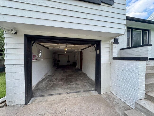 Building Photo - 2304 Clay St