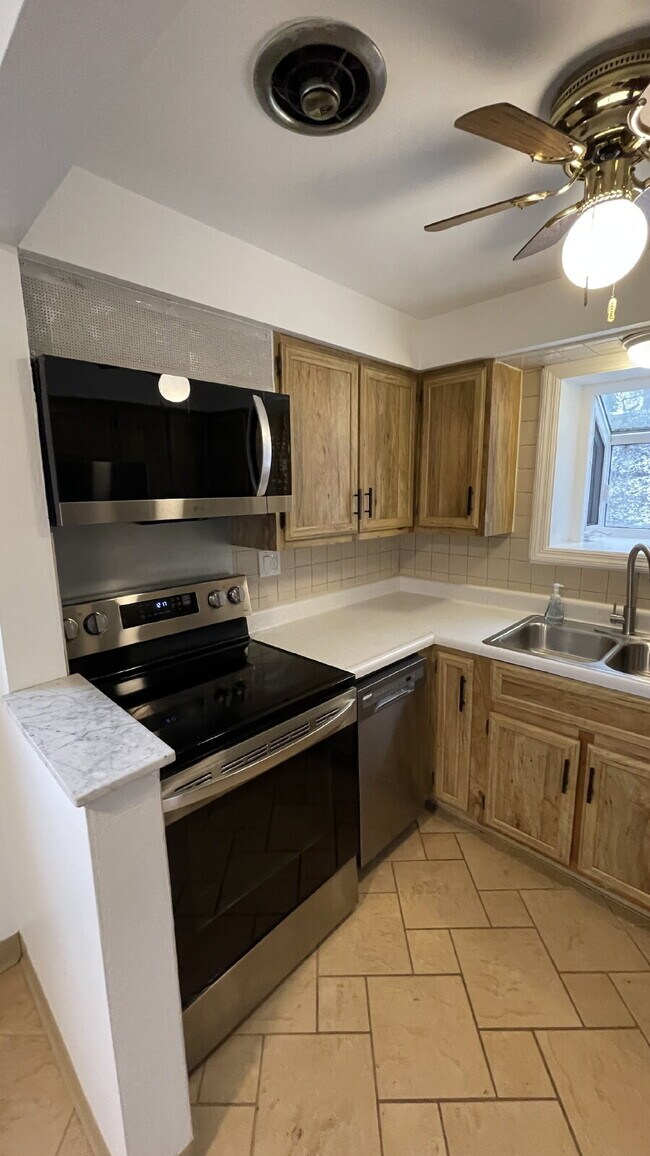 Building Photo - Charming 3 bed, 2 bath with finished basement!