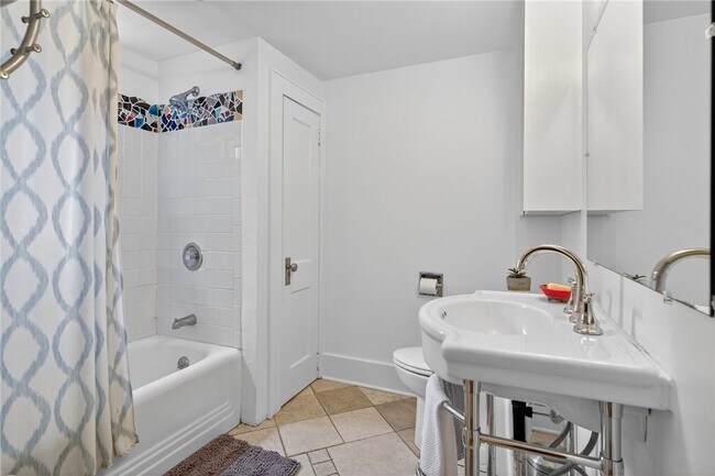 Building Photo - 204 Roat St