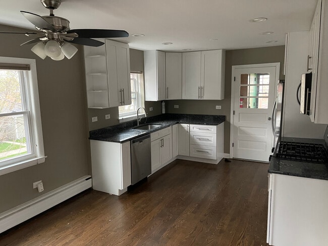 Building Photo - 5259 N Leamington Ave