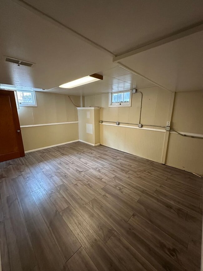Building Photo - 2 BEDROOMS PLUS BONUS ROOM, 2 BATHROOM, SINGLE FAMILY HOME