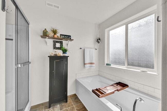 Building Photo - Gorgeous 4-Bdr with fully fenced yard in b...