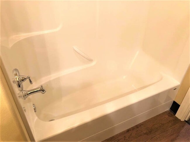 Building Photo - 4 Bed 4 bath Close to OSU