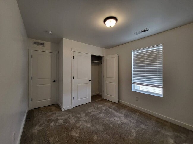 Building Photo - Pet Friendly Gorgeous Row End Townhome w 2 car attached garage!
