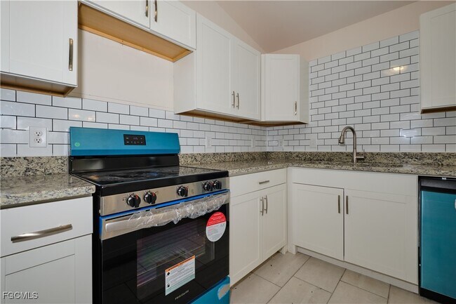 Primary Photo - 402 SE 1st Terrace