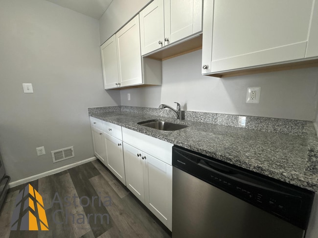 Building Photo - Updated 2 Bedroom Home with Modern Kitchen