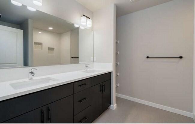 Building Photo - 4910 NE 65th Ct