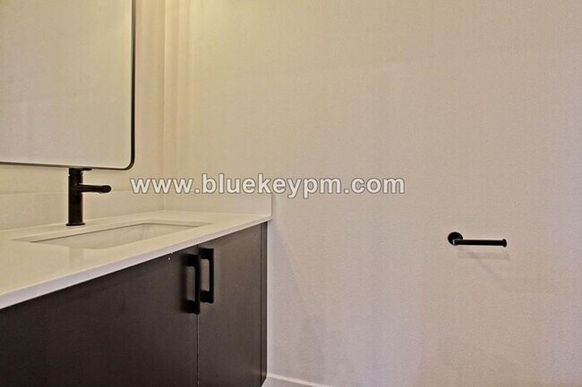 Building Photo - 1528-A: 3 Bed, 2.5 Bathroom Townhome Near PCC and Kaiser Interstate