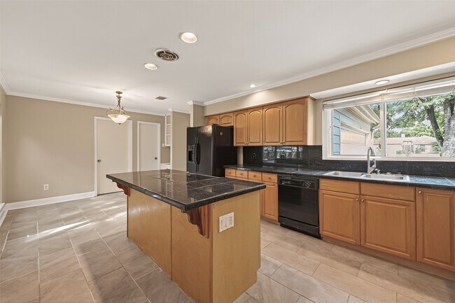 Building Photo - 11923 Briar Forest Dr