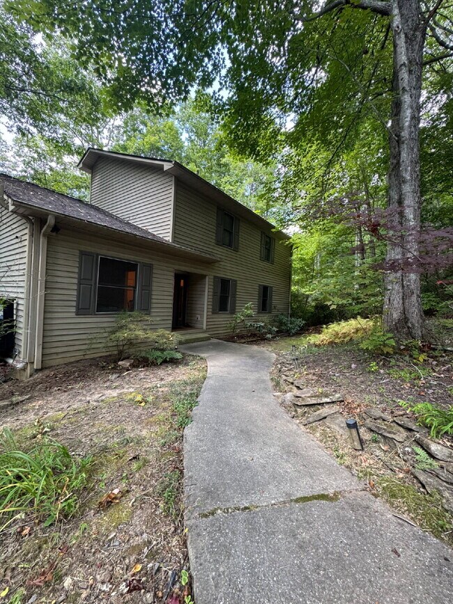 Building Photo - Fairview home 5 bedroom 3 1/2 bathroom home