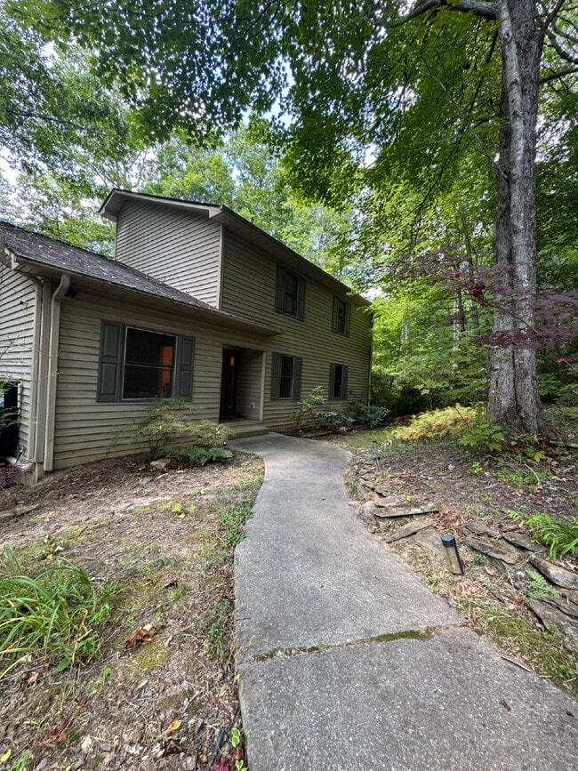 Primary Photo - Fairview home 5 bedroom 3 1/2 bathroom home