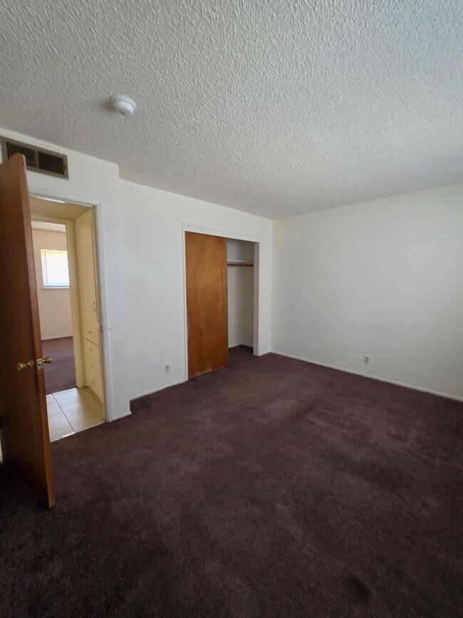 Building Photo - Spacious Home!!