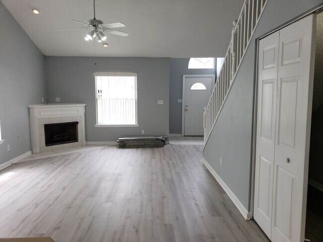 Building Photo - 3 bedroom townhome for rent in NE Tallahassee, wood floors, fenced yard available for a move in r...