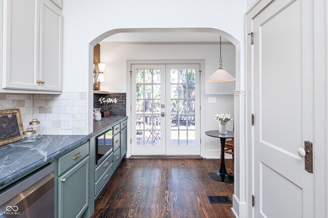 Building Photo - 322 E 37th St