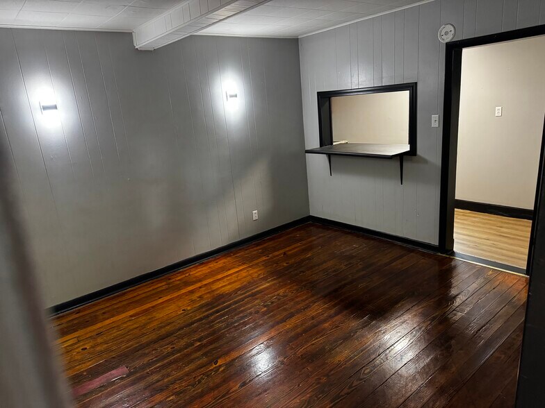 Building Photo - 210 Locust Ave