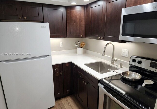 Building Photo - 1731 SE 15th St