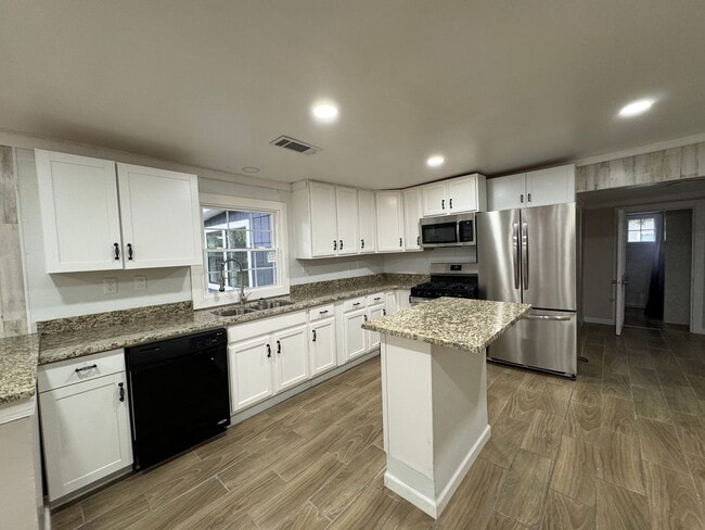 Building Photo - Must See Spacious 2 Bedroom 2.5 Bath Home ...