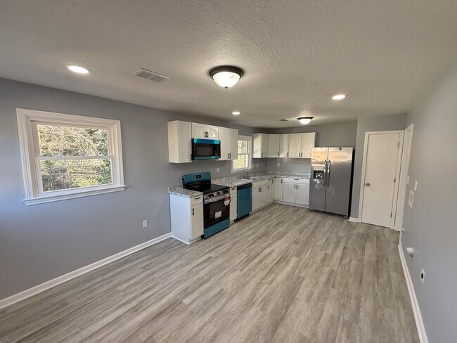 Building Photo - 3 Bedroom House, GREAT LOCATION *FIRST MONTH FREE*