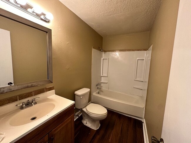 Building Photo - Lovely 4 Bedroom Home