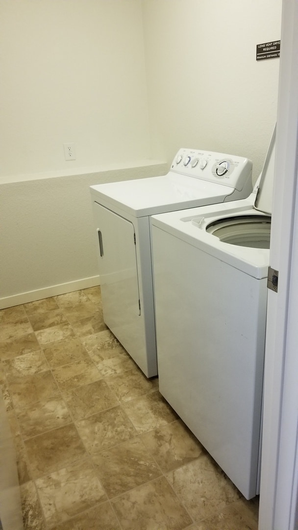 Building Photo - 2 Bedroom Condo SUPER close to Campus!