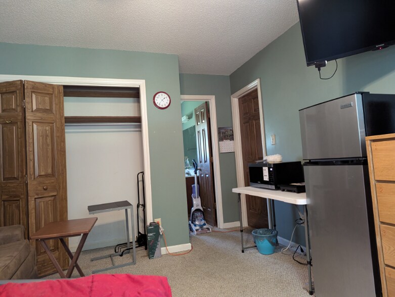 Building Photo - 1623 Lakeview Dr