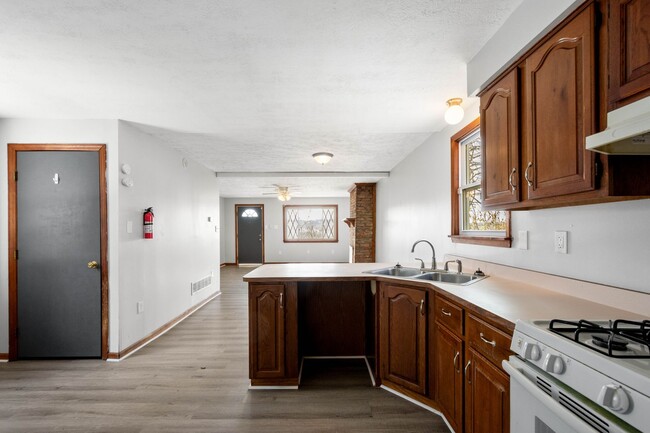 Building Photo - SCORE $500 OFF 1ST MONTH OF RENT! 2 bedroo...