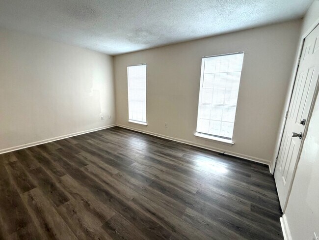 Building Photo - 104 Sweetbriar St