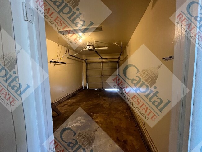 Building Photo - Charming 3 Bedroom